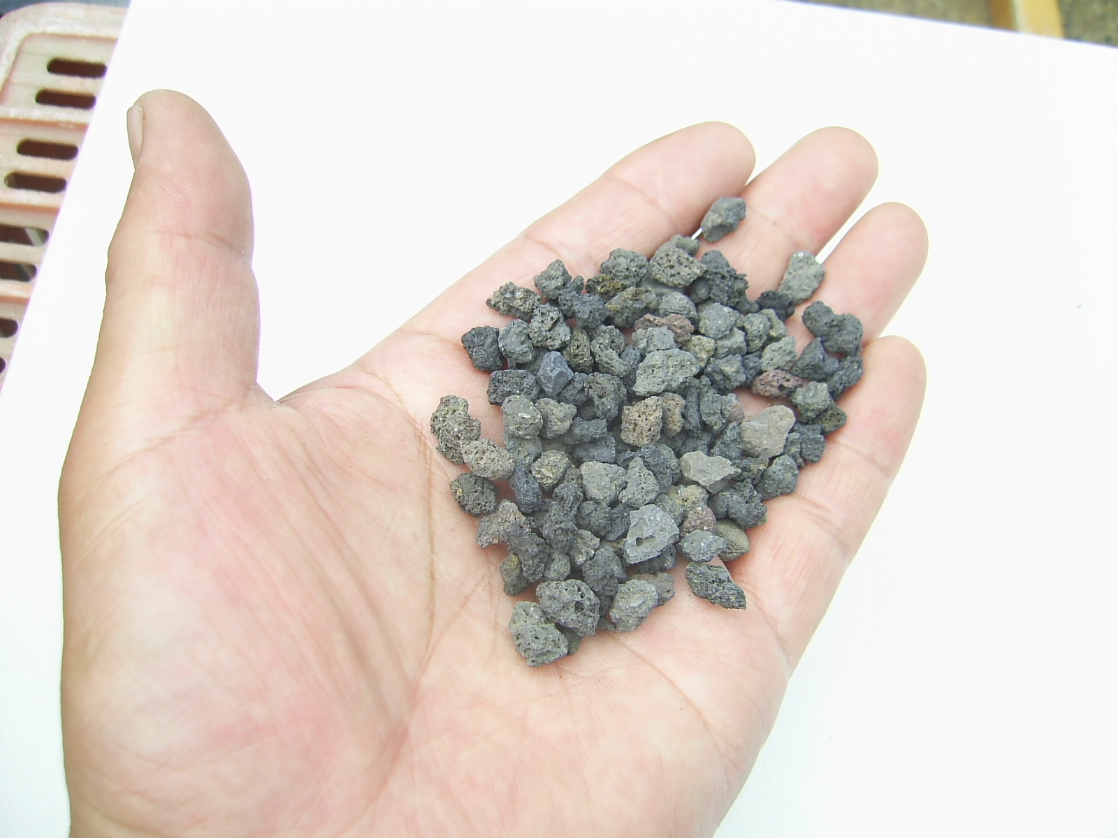 浄水用 溶岩の採取は現在禁止 富士山の溶岩石 S 1kg バナジウムパワーをご自宅でも